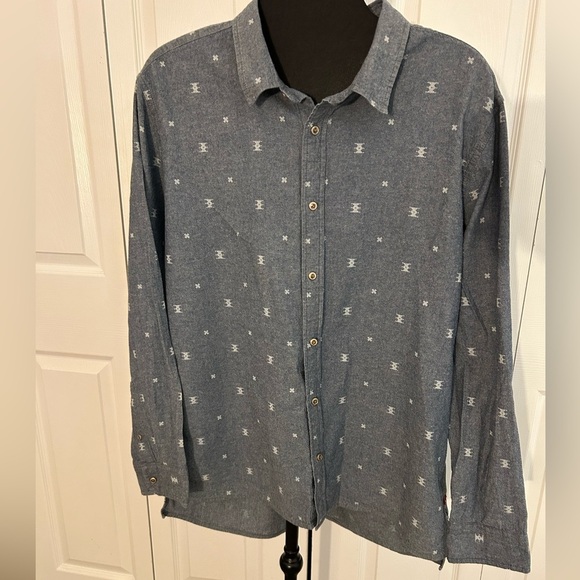 Vintage Levi’s Lite weight Western Aztec Button Down Red Tab! - Picture 1 of 8